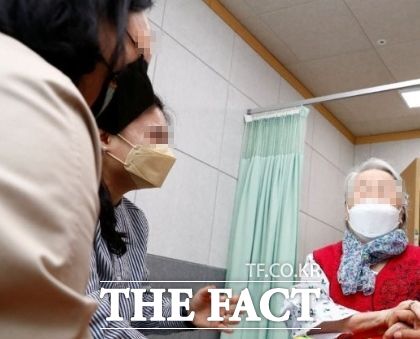 경기 파주시가 한 의료기관에 입원 중인 장기입원자를 만나 집중 실태조사를 벌이고 있다./파주시