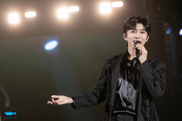 가수 임영웅의 정규 2집을 기다리는 팬심이 뜨거운 가운데 공식적인 컴백을 예고하고 있다. 새로운 콘서트에 대한 기대감 속에 이전 콘서트 실황 영화에 대한 팬들의 관심과 열기도 여전히 뜨겁다. /물고기뮤직