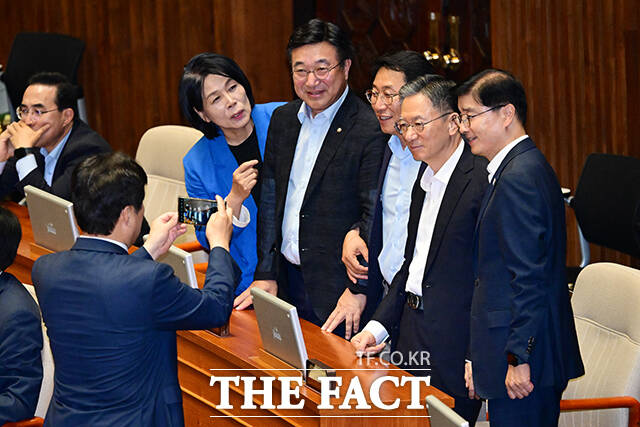 행정안전부 장관 후보자인 윤호중 의원과 법무부 장관 후보자인 정성호 의원이 동료 의원들과 기념사진을 찍는 모습.