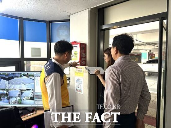 경기 김포시 관계자와 청렴시민감사관이 자동심장충격기 의무 설치기관을 찾아 자동심장충격기 유지·관리 실태를 살펴보고 있다./김포시