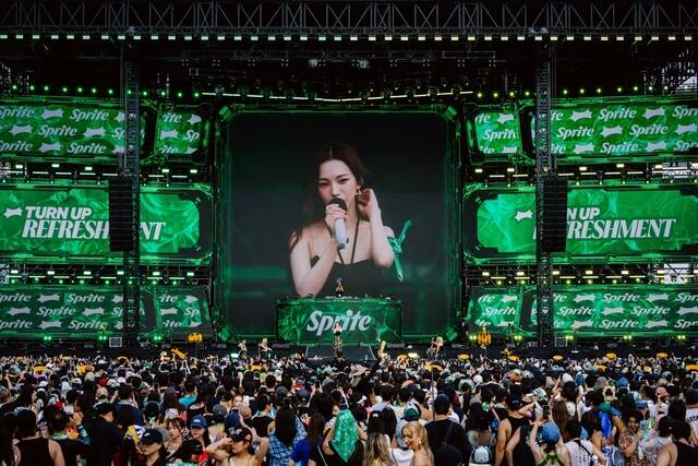 지난 5일 경기 고양시 킨텍스에서 열린 워터밤 서울 2025 스프라이트 스테이지에서 에스파 카리나가 공연을 펼치고 있다. /한국 코카-콜라사