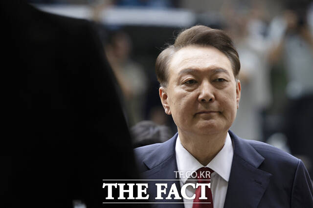 시민사회단체들이 10일 윤석열 전 대통령 재구속 결정에 내란 단죄는 이제부터라고 강조했다. 사진은 윤 전 대통령이 전날 오후 구속 전 피의자 심문(영장실질심사)을 받기 위해 서울 서초구 서울중앙지방법원으로 들어서고 있는 모습. /사진공동취재단