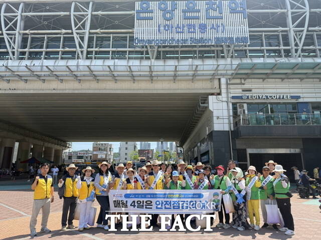 제359차 안전점검의 날 캠페인을 실시하고 참석자들이 단체 사진을 촬영하고 있다./아산시