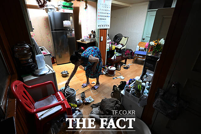 한 주민의 집에는 에어컨은 없고 선풍기 두 대가 돌아가고 있다. 이날 낮 최고기온은 40도였다.