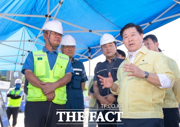 박승원 광명시장이 10일 관내 공사 현장에서 안전 조치 이행 여부 등 안전관리 실태를 점검했다./광명시