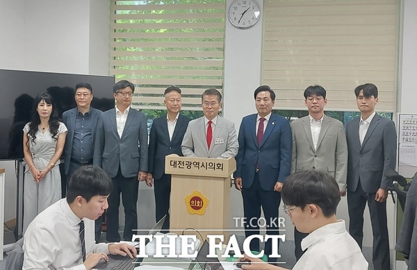 박경호 국민의힘 대전 대덕구당협위원장이 10일 전석광 대덕구의회 의장 등 지지자들과 함께 대전시의회 기자실을 찾아 국민의힘 대전시당 위원장에 출마한다고 발표하고 있다. /선치영 기자