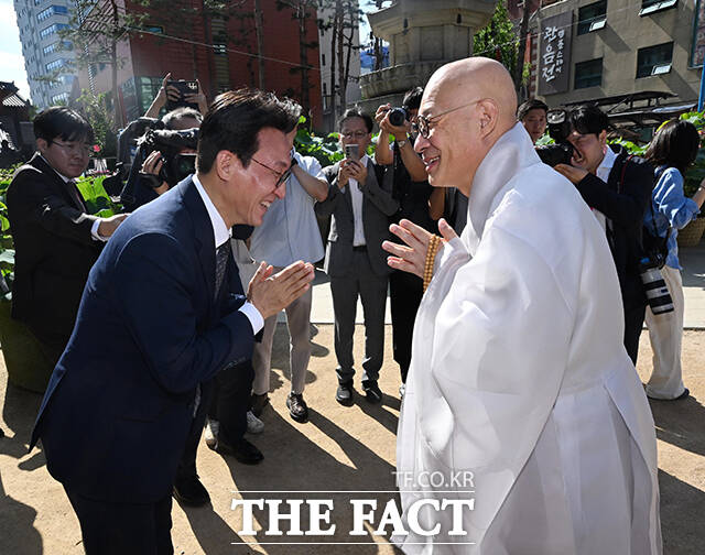 김민석 국무총리(왼쪽)가 10일 오전 서울 종로구 조계사 대웅전을 찾아 진우 조계종 총무원장과 인사를 나누고 있다. /청사사진기자단