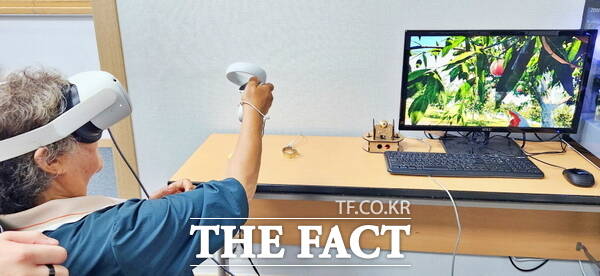 대전시노인복지관이 충남대학교 지역환경토목학과와 협력해 가상현실(VR) 기술을 활용한 심리 치유 프로그램을 지난 2일부터 9일까지 운영했다. 참여 어르신이 가상 치유 농장 재현·체험 기술을 활용하고 있다./대전시사회서비스원