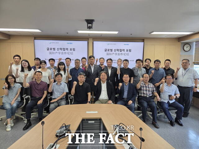 지난 8일 국립한밭대서 열린 ‘한-중 글로벌 산학협력 포럼’에 참석환 관계자자들이 기념촬영을 하고 있다. /한밭대