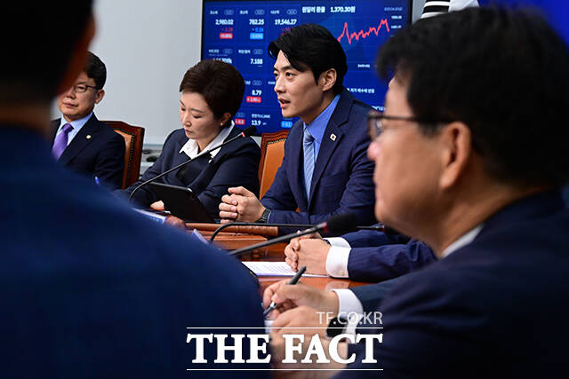 한준호 더불어민주당 최고위원(가운데)이 10일 오전 MBC 라디오 시선집중에 출연해 윤석열 전 대통령의 구속을 보고 다들 똑같이 사필귀정이라고 생각할 것이라고 평가했다./국회=남윤호 기자