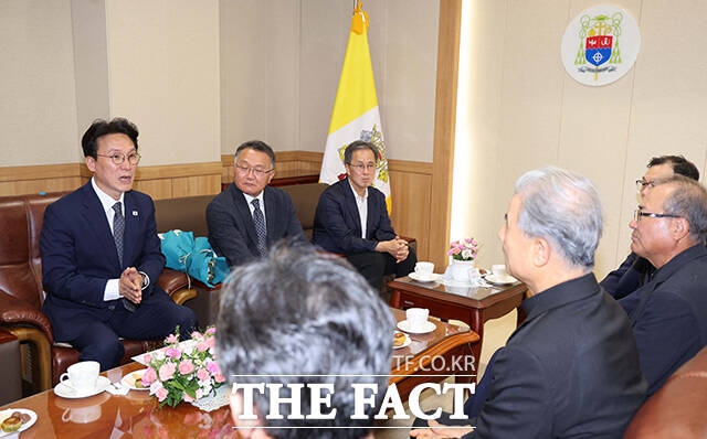 김민석 국무총리(왼쪽)가 10일 오후 경기 수원시 천주교수원교구청을 찾아 한국천주교주교회의 의장인 이용훈 주교를 예방하고 있다. /청사사진기자단