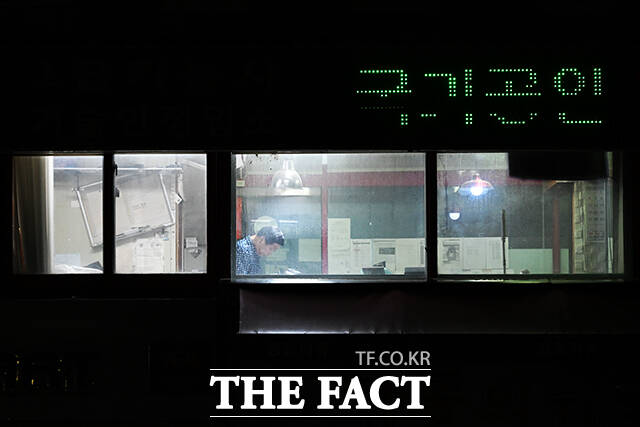 오후 9시에도 불이 켜져 있는 맞춤 양복점.