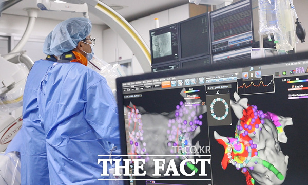 백주열 선병원재단 대전선병원 심장혈관센터 전문의가 ‘베리펄스(Varipulse)’ 시스템을 이용한 삼차원 펄스장 절제술(PFA, Pulsed Field Ablation)을 진행하고 있다./대전선병원