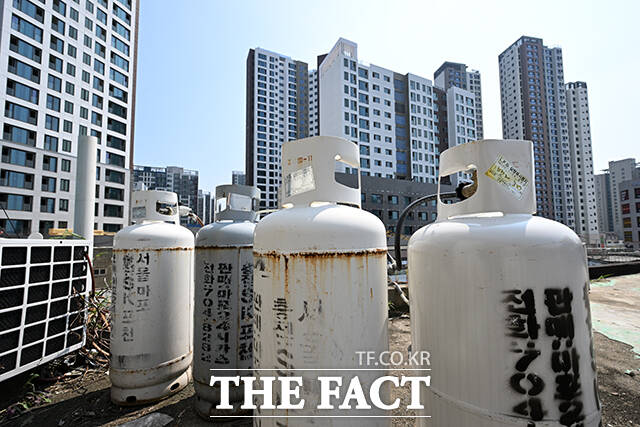 좌원상가아파트는 도시가스가 들어오지 않는다. LPG 통들이 건물 옥상에 놓인 가운데 고층 아파트들이 들어서 있다.