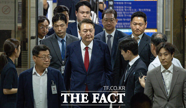 경기 의왕시 서울구치소에서 영장심사 결과를 기다리던 윤 전 대통령은 정식 입소 절차를 밟고 수용자 생활에 들어갔다. 사진은 윤 전 대통령이 전날 서울 서초구 서울중앙지방법원에서 열린 2차 구속 전 피의자 심문(영장실질심사)을 마친 뒤 서울구치소로 향하고 있는 모습. /사진공동취재단