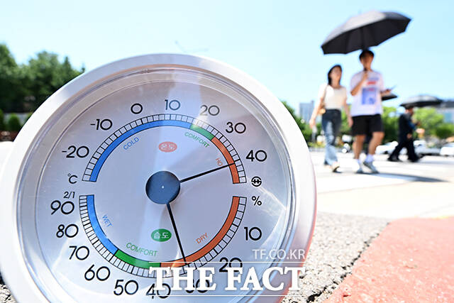 전국 대부분 지역에 폭염특보가 발효된 10일 오전 서울 용산구 전쟁기념관 내 야외주차장에 놓인 온도계가 지열에 의해 40도를 넘기고 있다. /서예원 기자