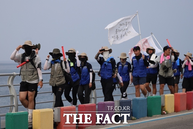 제21기 국토순례단이 행군하고 있다./국립순천대학교
