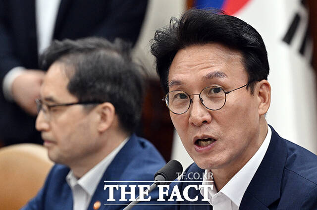 김민석 국무총리(오른쪽)가 10일 오전 서울 종로구 정부서울청사에서 열린 국정현안관계장관회의에 첫 참석해 모두발언을 하고 있다. /임영무 기자