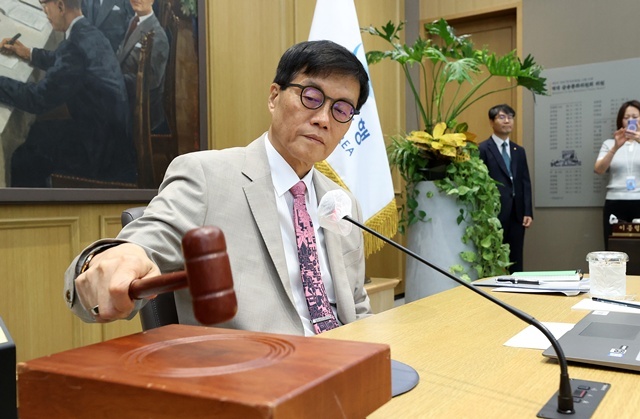 이창용 한국은행 총재가 10일 서울 중구 한국은행 본관에서 열린 금융통화위원회에서 의사봉을 두드리고 있다. /사진공동취재단