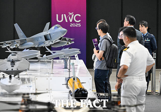 2025 무인이동체산업체엑스포 & 2025 자율주행모빌리티산업전이 10일 오전 서울 강남구 코엑스에서 열린 가운데 관람객들이 국군 무인기를 살펴보고 있다. /장윤석 기자