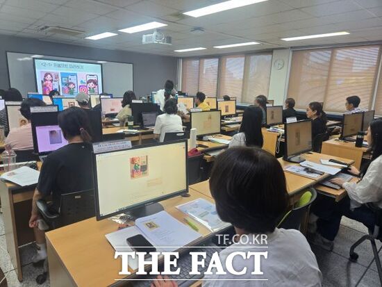 경기 남양주시가 진행한 ‘나만의 AI 캐릭터 이미지 만들기’ 체험 특강 참가자들이 강사의 설명을 듣고 있다./남양주시