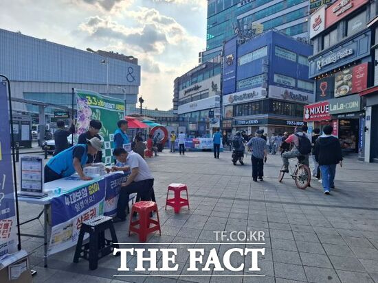 경기도를 비롯해 권리찾기유니온과 수원시비정규직노동자복지센터 등 지역 노동단체 관계자들이 9일 수원역 앞 로데오거리에서 특수형태근로종사자와 프리랜서 등 3.3 노동자의 권리찾기와 인식 개선을 위한 캠페인을 진행하고 있다. /경기도