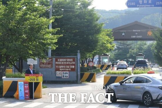 박형덕 경기 동두천시장이 10일 미2사단 캠프 케이시 정문 앞을 찾아 미반환된 미군 공여지 문제와 관련, 정부의 합당하고 신속한 조치를 요구한 뒤 릴레이 피켓 시위에 동참하고 있다./동두천시