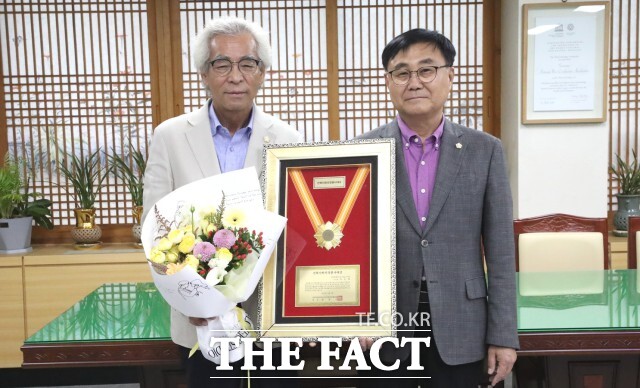 김승범 정읍시의원(왼쪽)이 전북도 시군의회의장협의회로부터 전북지방의정봉사대상을 수상했다. / 정읍시의회