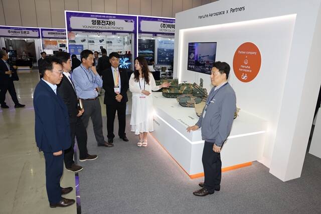 9일 경남 창원컨벤션센터에서 개막한 2025 방위산업 부품∙소재 장비 대전에서 한화에어로스페이스 직원들이 상생협력존을 방문한 관람객들에게 무기체계 등에 대해 설명하고 있다. /한화에어로스페이스
