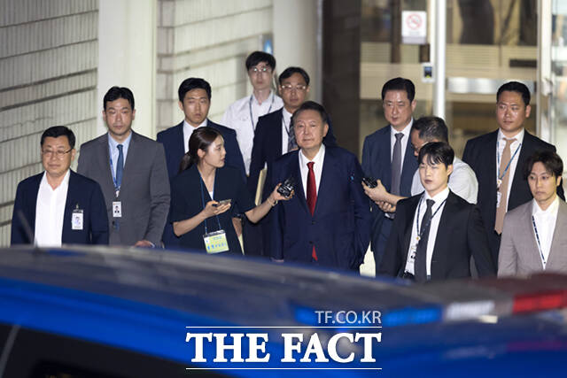 윤석열 전 대통령이 9일 서울 서초구 서울중앙지법에서 열린 직권남용 등 혐의 영장실질심사(구속 전 피의자 심문)를 마친 뒤 대기 장소인 서울구치소로 이동하기 위해 법원을 나서고 있다. /사진공동취재단