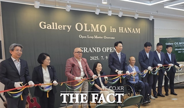 9일 ㈜올모하남 개소식 참석자들이 테이프 커팅식을 진행하고 있다. 왼쪽부터 김현종 에이블뉴스 대표, 정순진 한국장애인고용공단 경기동부지사장, 박마루 장애인기업종합지원센터 이사장, 최혜영 전 국회의원, 김현종 올모서울경기 대표, 정진완 대한장애인체육회 회장, 김형준 현대제철 인재경영실장, 최창빈 대상주식회사 경영안전본부장, 김재유 금호석유화학 관리담당 상무가 기념 촬영을 한 모습. /현대제철