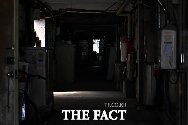 복도에는 빛이 들어오지 않는다.