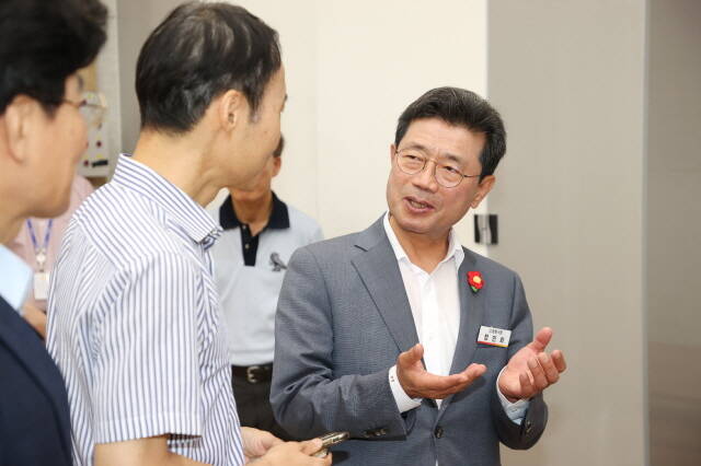 정인화 광양시장이 국민권익위원회와 함께하는 달리는 국민신문고 행사에서 직접 시민들의 고충을 청취하고 있다./광양시