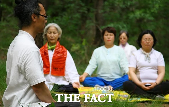 전 세계 명상 인구에 대한 정확한 통계는 찾기 어렵지만 구글트렌드 등에 따르면 2023년 말 기준 정기적으로 명상을 하는 세계인은 약 2억 7500만 명으로 추산된다. /아시웨이브