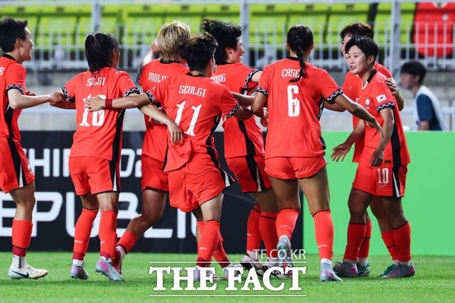 한국 여자 축구 국가대표팀이 9일 수원월드컵경기장에서 열린 2025 동아시안컵 중국과 1차전에서 지소연의 득점으로 2-2로 균형을 맞춘 뒤 기뻐하고 있다. /대한축구협회