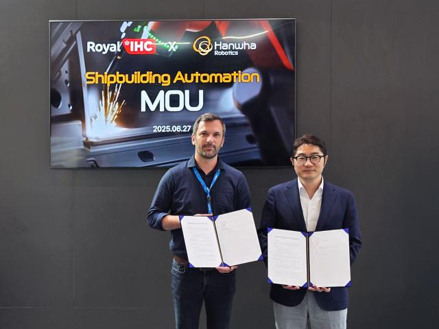 한화로보틱스는 지난달 독일 로봇·자동화 전시회 오토매티카(Automatica) 2025 현장에서 로열 IHC와 협동로봇 기반 용접 자동화 기술 협력을 위한 양해각서(MOU)를 체결했다. /한화로보틱스