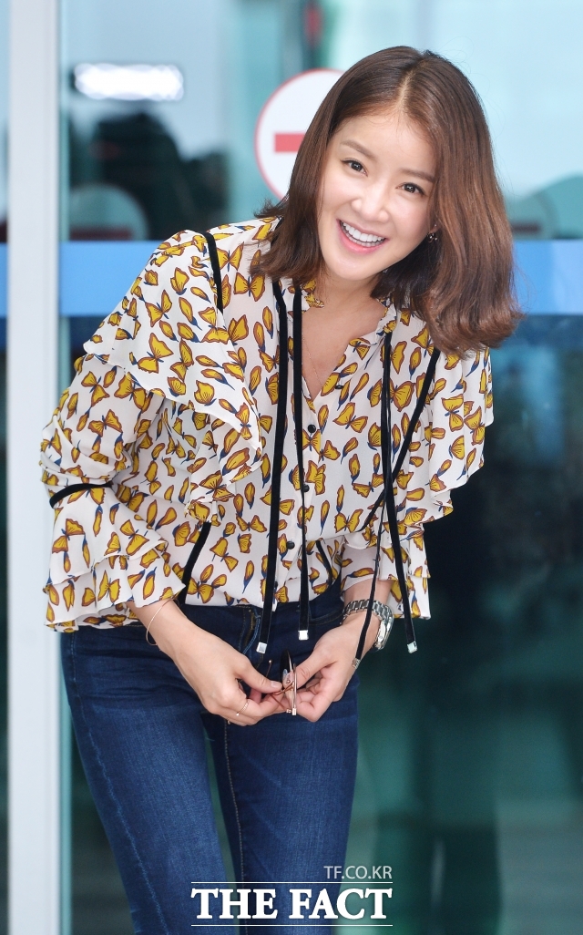 제가 내린 결정에 대한 무게는 온전히 제가 안고 가려 한다. 배우 이시영이 SNS에 직접 글을 올려 이혼한 전 남편의 냉동보관 중이던 배아 수정이식으로 둘째 아이를 임신하게 된 자초지종을 설명했다. /더팩트 DB