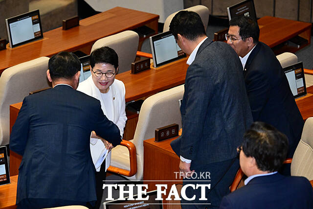 신임 기획재정위원회 위원장으로 선출된 임이자 국민의힘 의원(왼쪽 두 번째)이 10일 오후 서울 여의도 국회에서 열린 본회의에서 동료 의원들에게 축하받고 있다. /국회=남윤호 기자