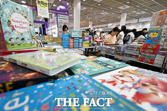 서울국제유아교육전·키즈페어가 10일 오전 서울 삼성동 코엑스에서 열린 가운데 관람객들이 전시를 살펴보고 있다. /남용희 기자