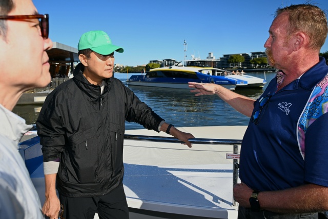 오세훈 서울시장이 8일 오후 현지시간 30년 역사의 호주 브리즈번 수상버스 ‘시티캣’에 탑승해 브리즈번시 관계자로부터 정시운항 경험과 안전관리 방안 등을 청취하고 있다. /서울시