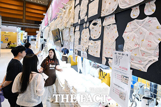 2025 글로벌 베이비페어가 10일 오전 서울 삼성동 코엑스에서 열린 가운데 관람객들이 전시를 살펴보고 있다. /남용희 기자