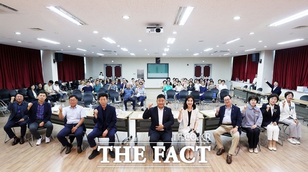 인미동 유성구의회 의원이 10일 노은1동 행정복지센터에서 ‘노은동 유수지 공영주차장 조성 관련 주민 간담회’를 열었다./유성구의회