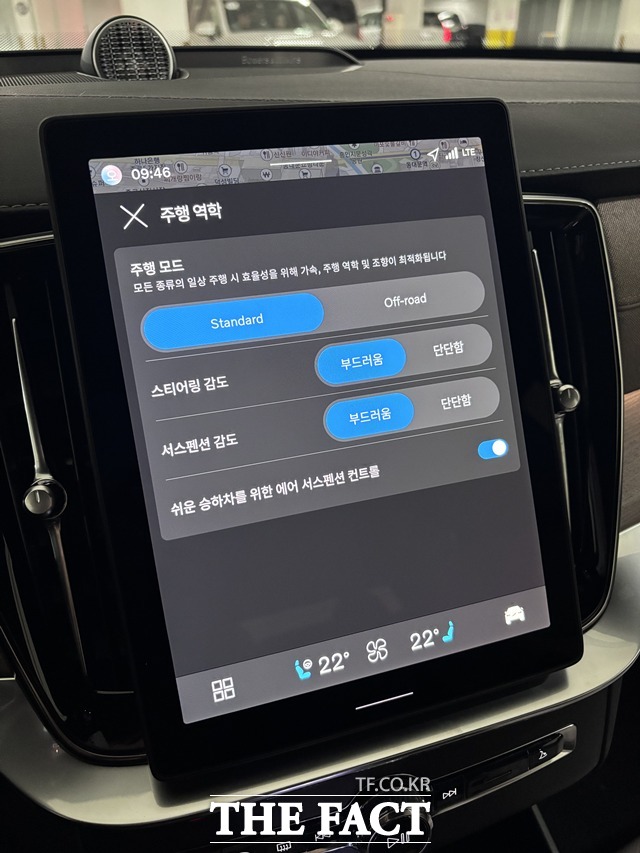 주행 중에는 주행 역학 메뉴에서 스티어링과 서스펜션 감도를 직접 설정할 수 있다. /황지향 기자