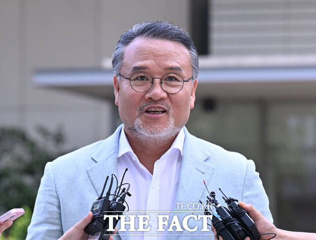 이일준 삼부토건 회장이 10일 오전 피의자 신분으로 서울 종로구 KT광화문빌딩 웨스트에 마련된 민중기 특검 사무실에 출석하며 취재진 질의를 받고 있다. /이새롬 기자