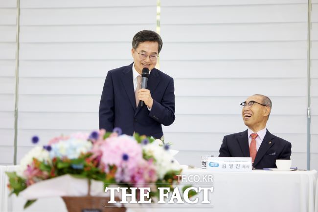 10일 오후 도담소에서 열린 경기도 종교지도자 오찬 간담회에서 김동연 경기도지사가 인사말을 하고 있다./경기도