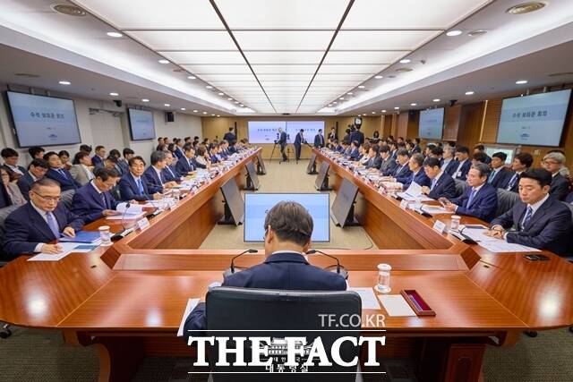 이재명 대통령이 3일 오후 용산 대통령실에서 2차 대통령 주재 수석·비서관회의를 진행하고 있다. /대통령실