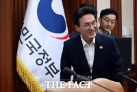  첫 국정현안관계장관회의 참석하며 인사하는 김민석 국무총리 [포토]