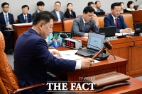  의사봉 두드리는 김병기 운영위원장 [포토]