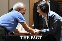  악수하는 이스란 복지부 1차관 [포토]
