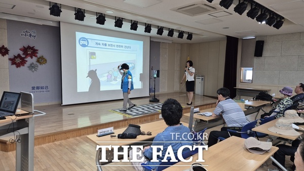 대전 유성구가 어르신을 대상으로 진행한 찾아가는 맞춤형 교통 안전 교육 현장 모습 /대전 유성구